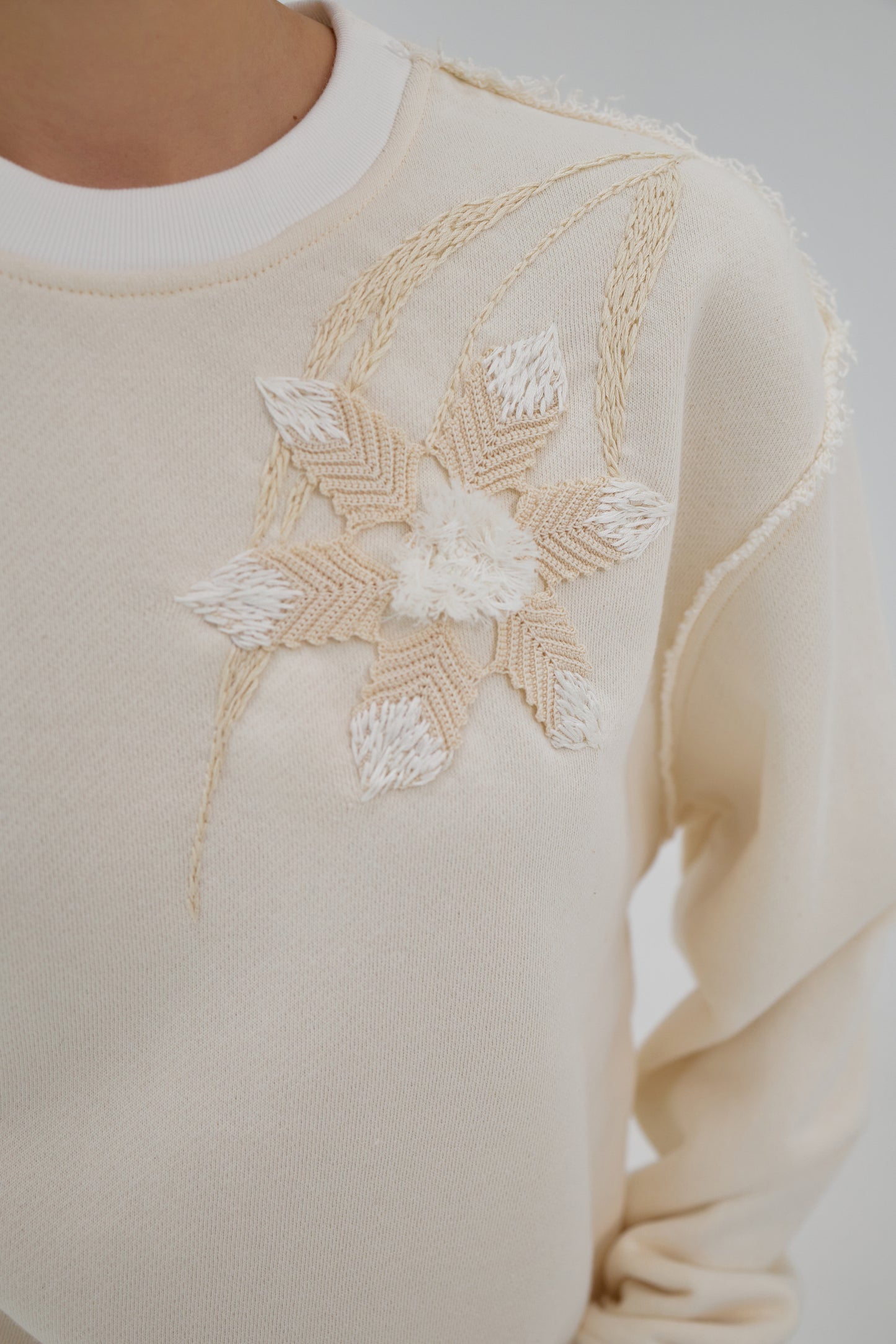 Светр бежевого кольору