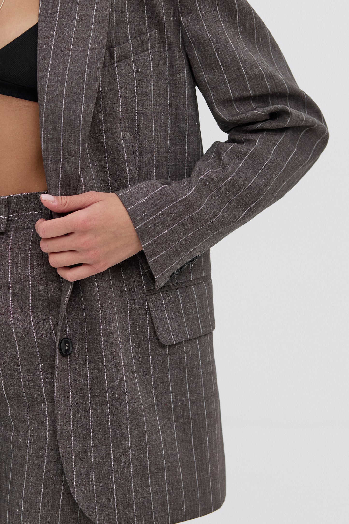 Сірий жакет в смужку