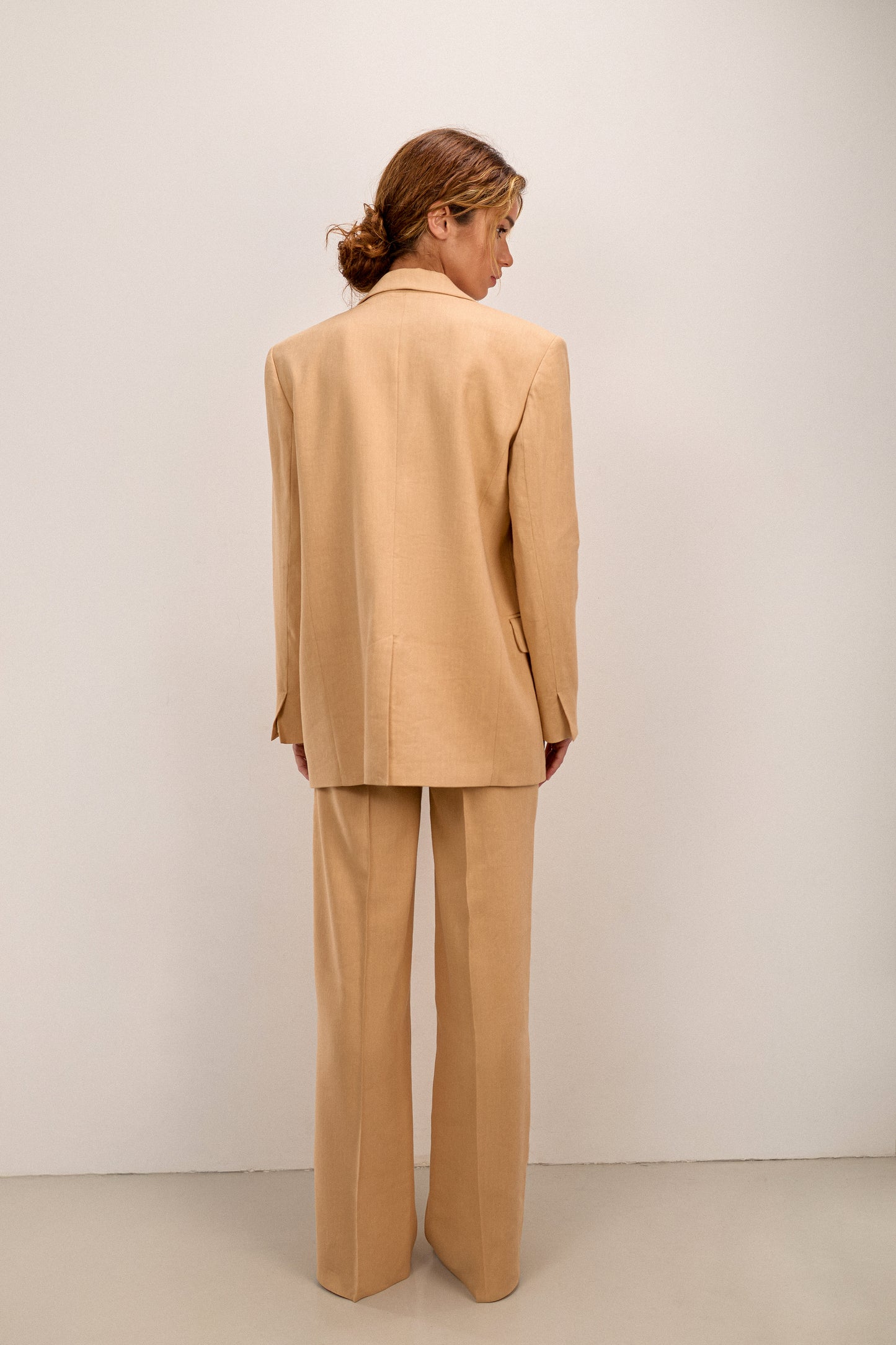 Бежеві лляні штани