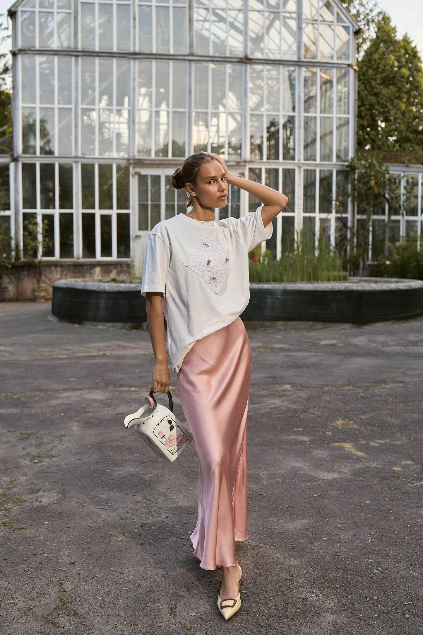 Біла футболка з квітами