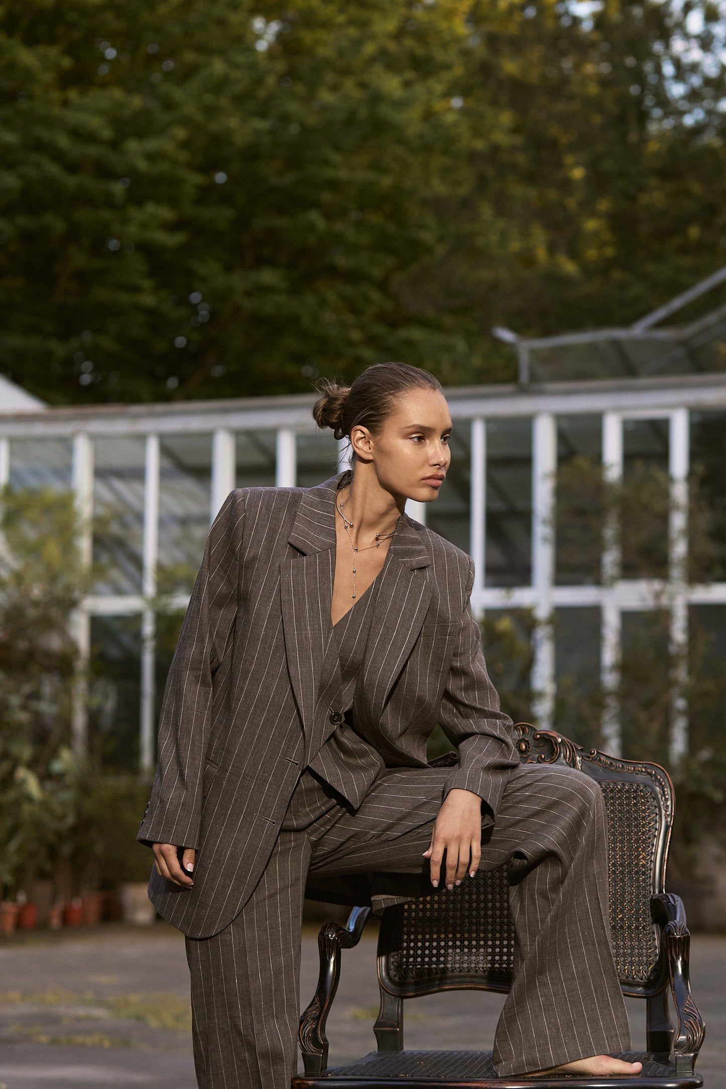 Жилет коричневий лляний в білу смужку