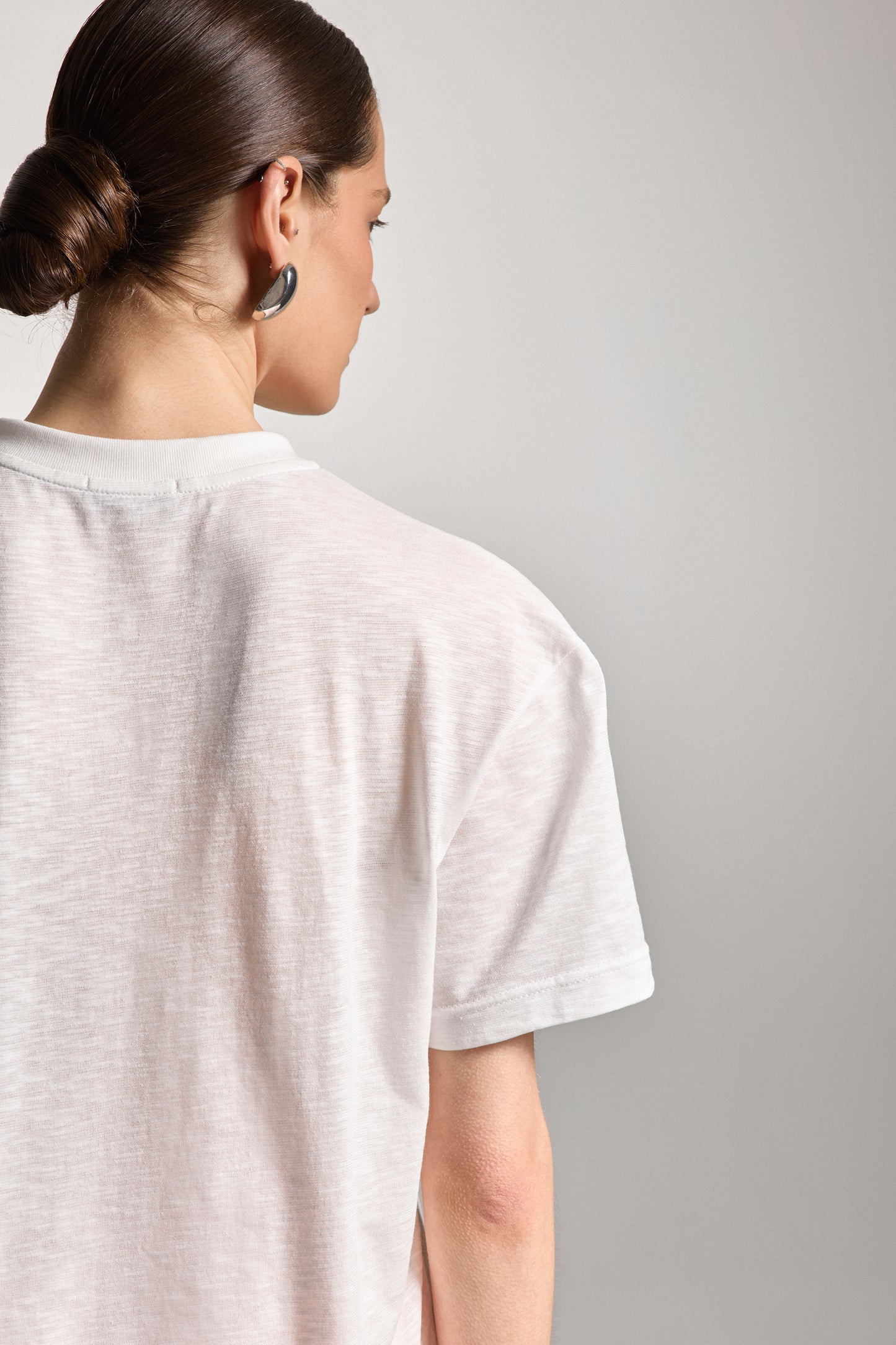 Біла футболка