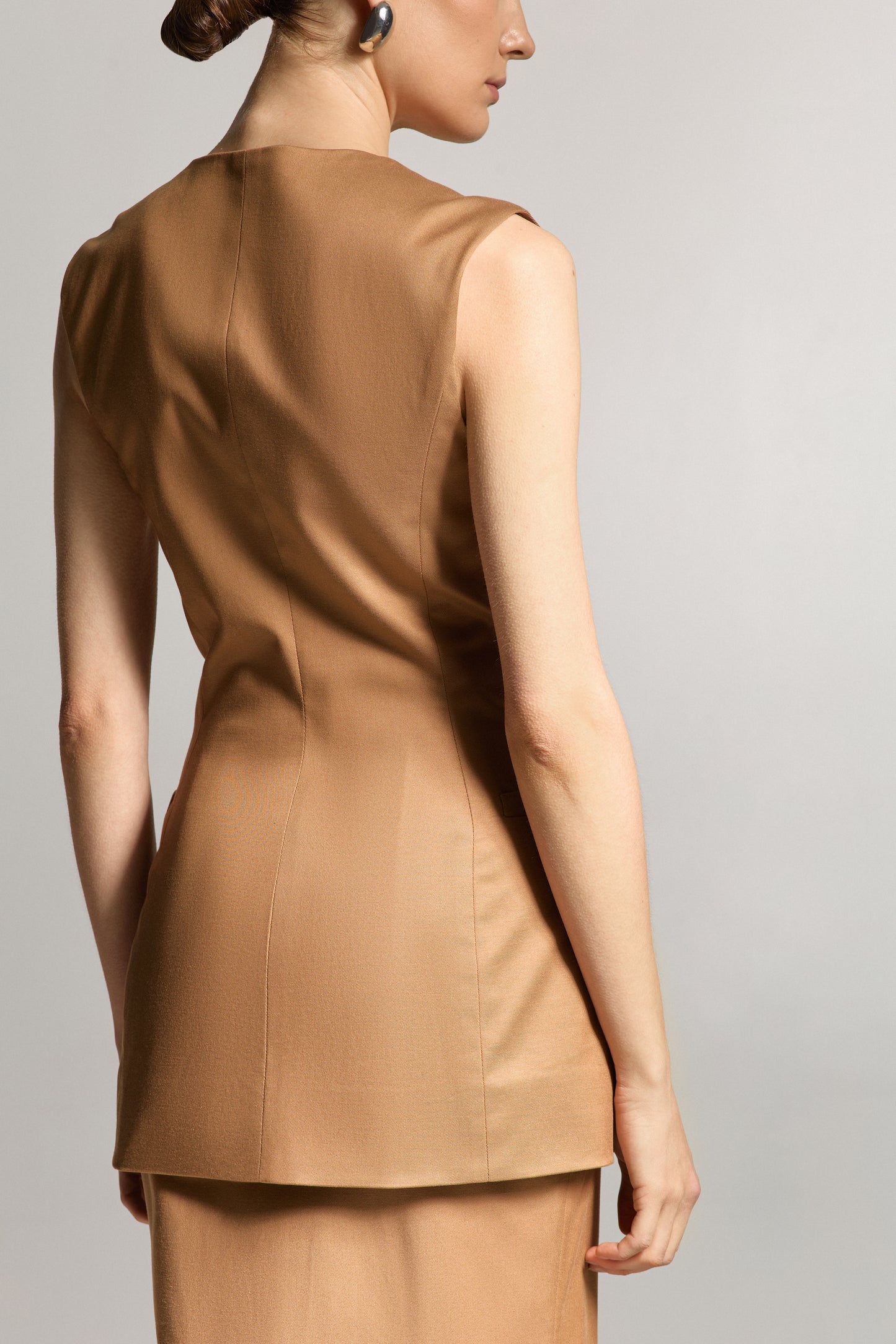 Жилет капучино приталений