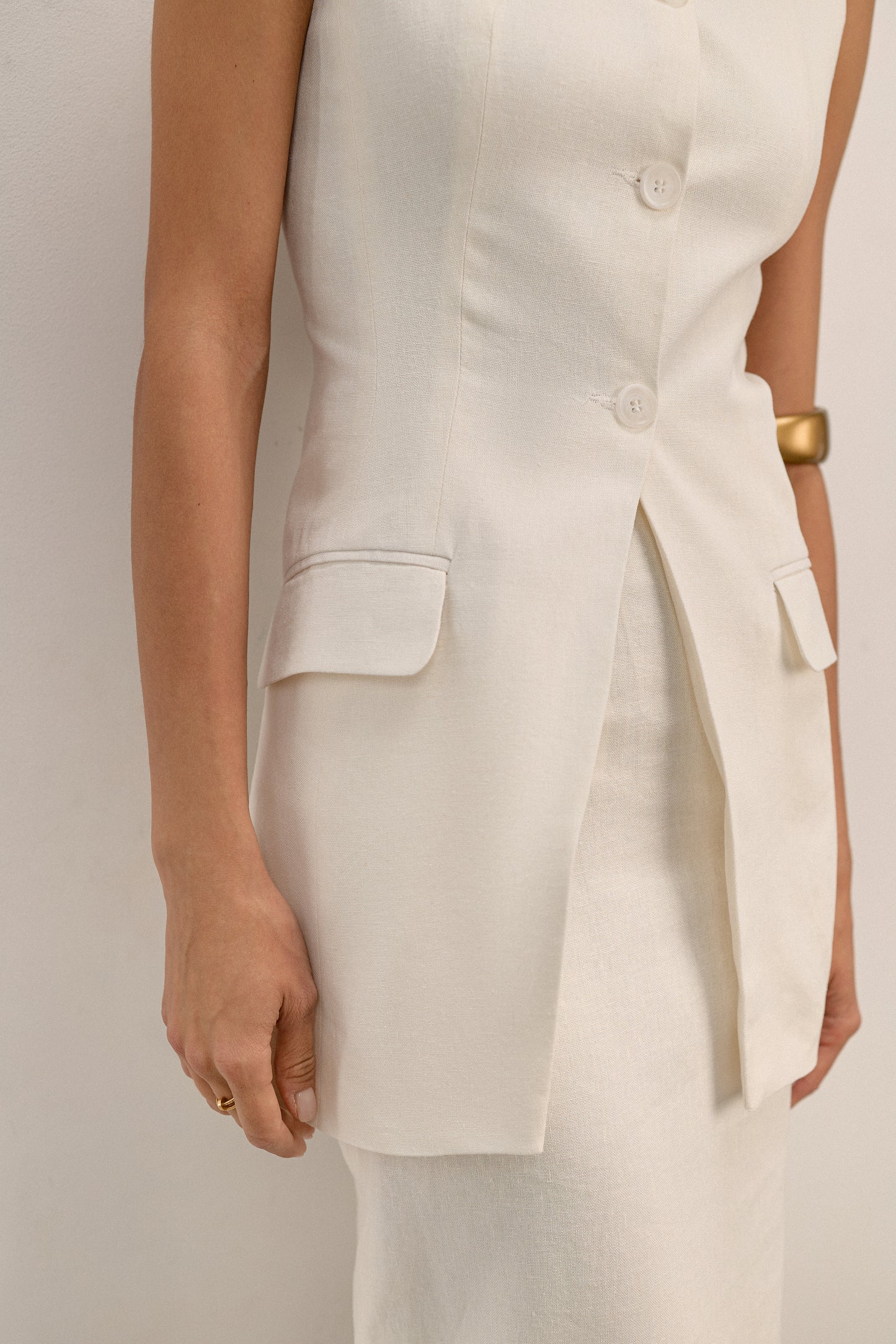 Жилет Lina молочний лляний приталений