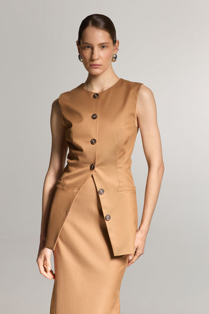 Жилет капучино приталений